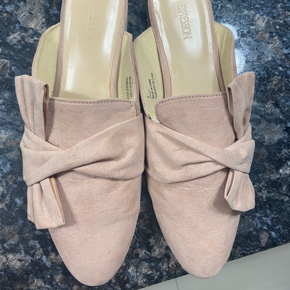 Flat shoes. Encourage to pick up at Scarborough - Picture 1 of 4